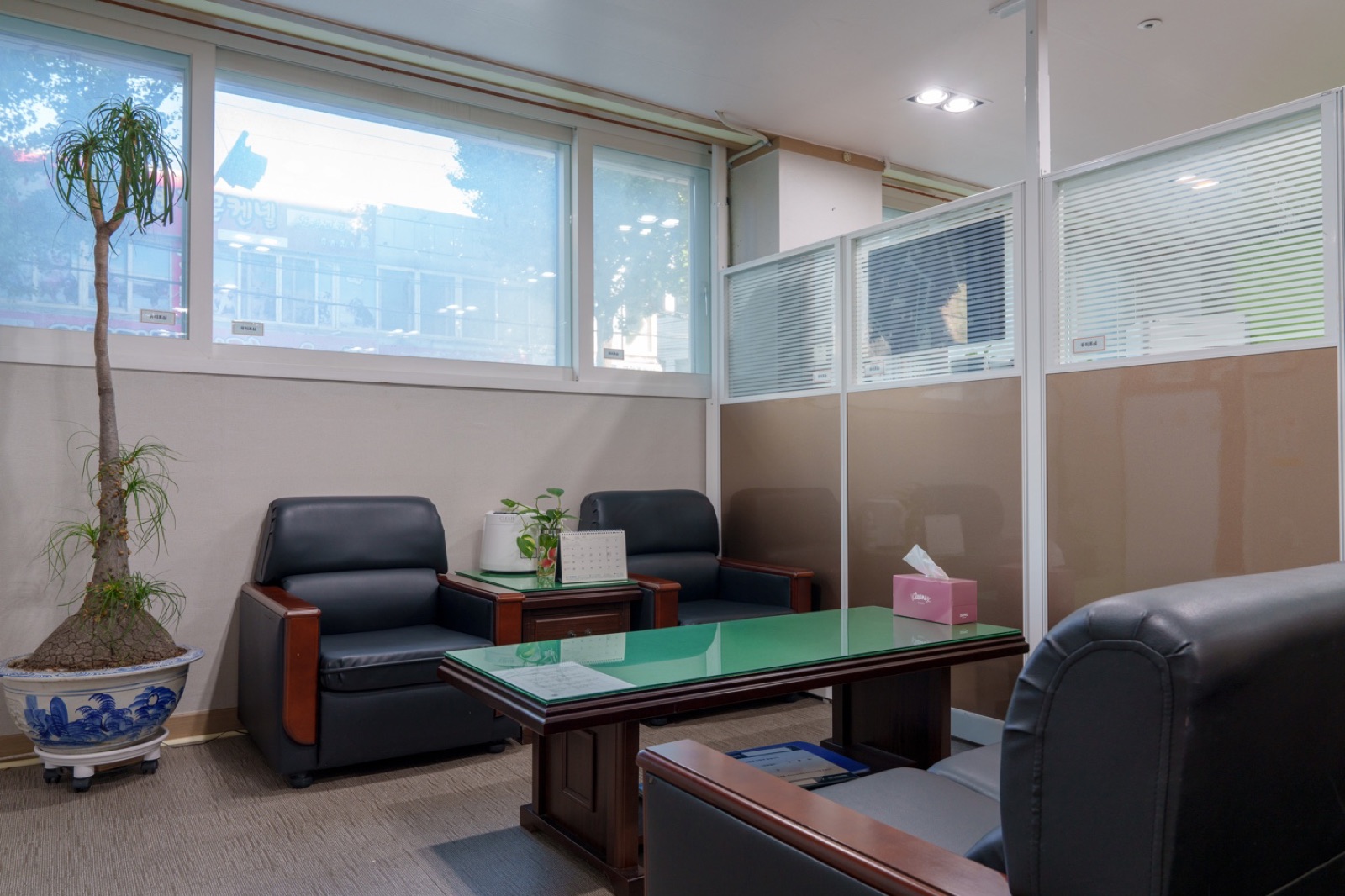 소파와 탁자가 놓인 보호자 상담실